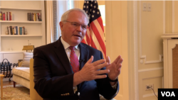 Arhiva - Ambasador SAD Kristofer Hil tokom intervjua za Glas Amerike 1. maja 2022. godine
