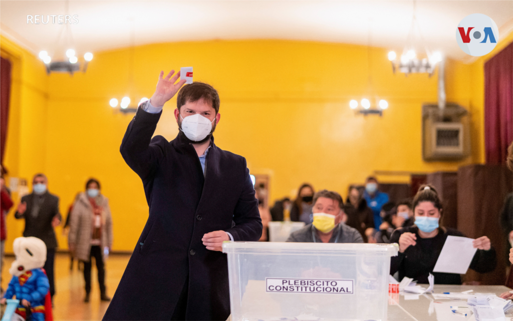 El presidente de Chile, Gabriel Boric, emitió su voto durante el referéndum en Punta Arenas, Chile.