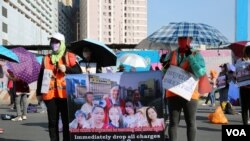 រូបឯកសារ៖ កូដករ​កំពុង​ឈរ​ធ្វើ​កូដកម្ម​​លើ​វិថី​រដ្ឋសភា​ជាតិ ​រាជធានី​ភ្នំពេញ ​​ទាមទារ​ដំណោះស្រាយ​ក្នុង​វិវាទ​ការងារ​ជាមួយ​ក្រុមហ៊ុន​ណាហ្គាវើលដ៍ និងទាមទារឱ្យមានការដោះលែងតំណាងរបស់ពួកគេទាំង៨​រូប ​​នា​​ថ្ងៃ​ទី​៤ ខែ​កុម្ភៈ ឆ្នាំ​២០២២។ (កាន់ វិច្ឆិកា/វីអូអេ)