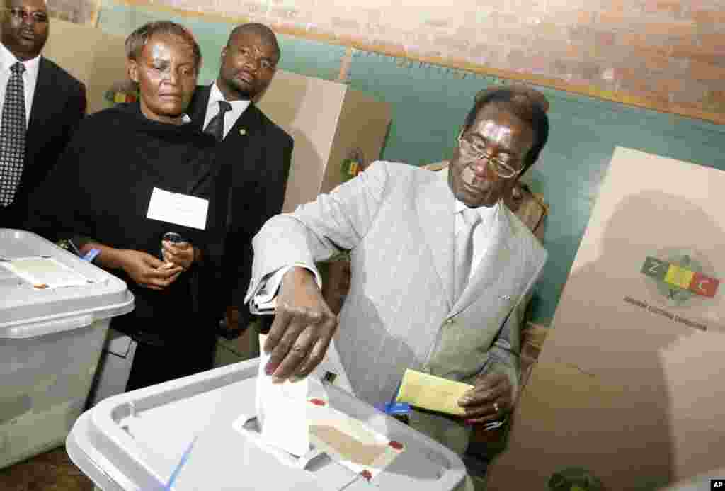 Zimbabwe's President Robert Mugabe, casts his vote on election day in Harare, Zimbabwe, March 29, 2008.