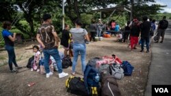 Migrantes nicaragüenses en territorio de Costa Rica esperando transporte público para trasladarse a San José. [Foto: Óscar Navarrete, La Prensa / VOA]