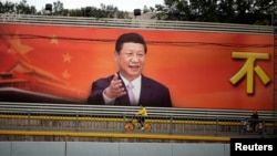 上海街頭樹立的中國領導人習近平的宣傳畫。