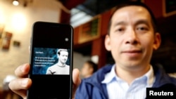 Vijetnamski "fejsbukovac" i aktivista za zaštitu ljudskih prava, La Viet Dung, pokazuje otvoreno pismo koje je sam poslao prvom čovjeku Facebook-a, Marku Zuckerbergu, u Hanoju, Vijetnam, 10. aprila 2018.
