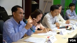 លោក​ អំ សំអាត​ អ្នក​សម្របសម្រួល​បច្ចេកទេស​នៃ​អង្គការ​សិទ្ធិមនុស្ស​លីកាដូ (ឆ្វេង) ​ថ្លែង​នៅ​ក្នុង​សន្និសីទព័ត៌មាន​អំពី​យុទ្ធនាការ«ឈប់​និង​ពិគ្រោះ​យោបល់​លើ​ច្បាប់ស្តី​ពី​សមាគម​និង​អង្គការ​មិនមែន​រដ្ឋាភិ​បាល» កាល​ពី​ថ្ងៃ​ច័ន្ទ​ទី​៤ ខែ​ឧសភា ឆ្នាំ​២០១៥។ (នៅ វណ្ណារិន/VOA)