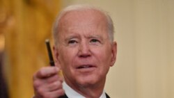 Presidenti Biden duke folur nga Shtëpia e Bardhë