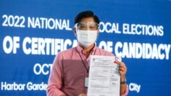 페르디난도 마르코스 주니어 전 필리핀 상원의원이 6일 대선 후보 등록 서류를 취재진에 공개하고 있다.