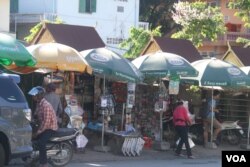 តូប​លក់​កាសែត​នៅ​តាម​របង​វត្ត​លង្កា បណ្តោយ​ផ្លូវ​ប៉ាស្ទ័រ ​ ក្នុង​រាជ​ធានី​ភ្នំពេញ កាល​ពី​ថ្ងៃ​២៧ ខែ​កញ្ញា​ ឆ្នាំ​២០១៥។