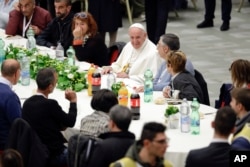 El papa Francisco almuerza con cientos de pobres y desamparados, migrantes y desempleados en el Día Mundial de los Pobres. Nov. 18 de 2018.