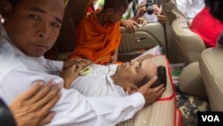 រូបឯកសារ៖ អ្នក​ស្រឡាញ់​គាំទ្រ​លោក​កែម ឡី​ ហែរ​សព​លោក​ទៅ​កាន់​វត្ត​មួយ​នៅ​រាជធានី​ភ្នំពេញ បន្ទាប់​ពី​លោក​ត្រូវ​ក្មាន់​កាំភ្លើង​បាញ់​សម្លាប់​នៅថ្ងៃ​អាទិត្យ​ ទី​១០ ខែ​កក្ដដា​ ឆ្នាំ​២០១៦។(ឡេង ឡែន/VOA)