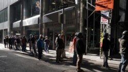 ARHIVA - Građevinski radnici na Menhetnu u Njujorku čekaju u redu da im se izmeri temperatura da bi se vratili na posao posle ručka, 10. novembra 2020.