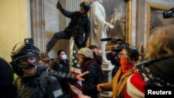 Pristalice predsjednka Donalda Trumpa u zgradi američkog Kongresa.