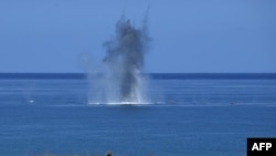 星期一（2024年5月6日），在美菲旨在展示军事力量并加强双方关系的年度“肩并肩”（Balikatan）军事演习中，美国和菲律宾武装部队在菲律宾北部海岸向假想中的“入侵”部队发射了导弹和攻击炮火。（法新社）