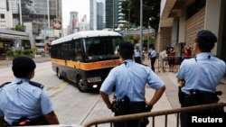 រថយន្ត​របស់​ពន្ធនាគារ​​មក​ដល់​តុលាការ​កំពូល​ហុងកុង​ កាល​ពី​ថ្ងៃ​ទី​២៣ ខែ​មិថុនា ឆ្នាំ​២០២១ ក្នុង​ថ្ងៃ​ទី​១​នៃ​សវនាការ​​​​លោក Tong Ying-kit ដែល​ក្លាយជា​ជនជាប់ចោទ​ដំបូងគេ​ដែល​ត្រូវ​បាន​កាត់ទោស​ក្រោម​ច្បាប់​សន្តិសុខជាតិ​។​