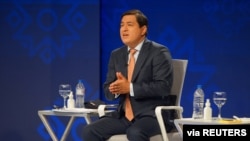 El candidato presidencial Andrés Arauz tiene planes de usar fondos para bonos a madres de escasos recursos. 