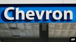 ARCHIVO - El logo de Chevron se exhibe en una gasolinera en San Francisco, el 23 de octubre de 2023 [Foto: AP]