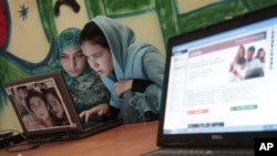 بیشتر شهروندان افغان که در شهرها زندگی می‌کنند به خدمات انترنت دسترسی دارند