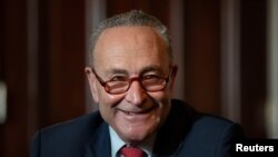 Senatori Chuck Schumer duke dëgjuar gjatë një takimi virtual me gjeneralin në pension Lloyd Austin, i emëruar për t'u bërë sekretar i mbrojtjes nga Presidenti i zgjedhur Joe Biden (15 dhjetor 2020)