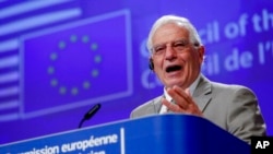 Arhiva - Šef diplomatije Evropske unije Žozep Borel govori na video konferenciji za štampu u Briselu, 22. aprila 2020. (Olivier Hoslet, Pool Photo via AP)