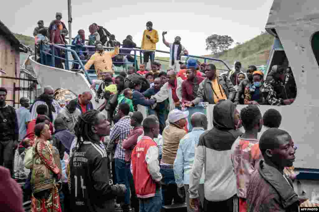 Wakazi wa Goma wakipanda meli baada ya kuamrishwa kuondoka kwa hofu ya kuzuka mlipuko mwengine