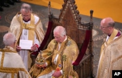 El rey Carlos III sostiene el Orbe de Soberano durante su ceremonia de coronación en la Abadía de Westminster, Londres, el sábado 6 de mayo de 2023. (Aaron Chown/ vía AP)