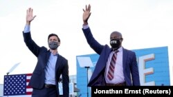 Les candidats démocrates au Sénat américain Jon Ossoff (à g.) et Raphael Warnock font campagne ensemble lors du second tour des sénatoriales à Atlanta, Géorgie, États-Unis, le 4 janvier 2021.