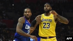 LeBron James (23) défend contre Kawhi Leonard (2) au Staples Center, USA, le 22 octobre 2019
