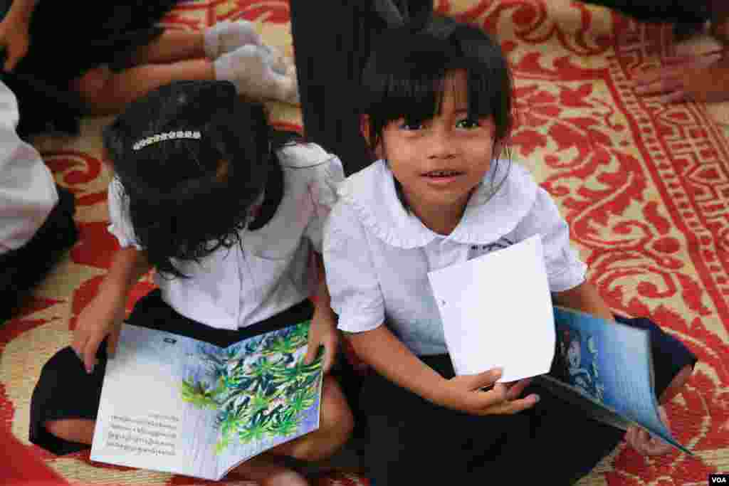 សិស្សានុសិស្ស​ ចូលរួមកម្មវិធីអានសៀវភៅ និងសកម្មភាពកំសាន្តផ្សេងៗ ក្នុងទិវាអំណានជាតិលើកទី២ នៅវិទ្យាស្ថានជាតិអប់រំ​ នាថ្ងៃទី ១១ ខែមីនា ឆ្នាំ ២០១៧​។ (ខាន់ សុគុំមនោ/VOA)