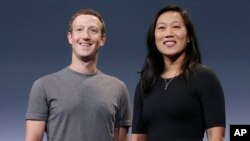 Mark Zuckerberg y su esposa Priscilla Chan durante el anuncio de su donación en San Francisco. 