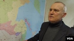 一所俄羅斯能源高等院校的教師在介紹遠東石油管道終點科吉米諾港口。(美國之音白樺拍攝)