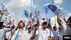 រូបឯកសារ៖ ទិដ្ឋភាពការដង្ហែក្បួនឃោសនាបោះឆ្នោតថ្ងៃចុងក្រោយរបស់គណបក្សសង្រ្គោះជាតិ កាលពីព្រឹកថ្ងៃទី០២ ខែមិថុនា ២០១៧ ក្នុងរាជធានីភ្នំពេញ។ (ខាន់ សុគុំមនោ/VOA)