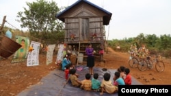 «​សាលា​មត្តេយ្យ​​សហគមន៍​ចល័ត​»​ ដែល​ផ្តូចផ្តើម​គំនិត​ដោយ​អង្គការ​​ភ្លែន​អន្តរជាតិ​កម្ពុជា​ ដើម្បី​លើក​កម្ពស់​ការ​អប់រំ​កុមារ​តូច​នៅ​តំបន់​ដាច់​ស្រយាល នៅ​ខេត្ត​រតនគិរី។​ (រូបភាព​ផ្តល់​ឲ្យ​ដោយ​អង្គការ​ភ្លែន​អន្តរជាតិ​កម្ពុជា)