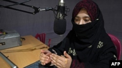 Radio voditeljka Šukria Vali čita vijesti na radio stanici Merman u Kandaharu 29. septembra 2020. 