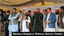 مطبوعاتو ته جاري کړی شوي یو بیان کې د بلوچستان حکومت وویل دغه معاهده اعلا وزیر او "بلوچستان ته حق ورکړئ" د عنوان دلاندې د مظاهرې مشر مولانا هدایت الرحمان د پرلت کوونکو په خیمه کې د احتجاج ګډون والو په مخکې لاس لیک کړه