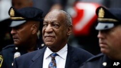 Bill Cosby arrive pour son audience de condamnation au palais de justice du comté de Montgomery, lundi 24 septembre 2018, à Norristown, en Pennsylvanie. 