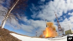 На цій фотографії, опублікованій пресслужбою Міноборони Росії 20 квітня 2022 року, видно запуск міжконтинентальної балістичної ракети "Сармат" з космодрома Плесецьк на північному заході Росії. (Фото: пресслужби Міноборони РФ через AP)