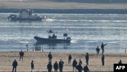 2025年1月30日，美國航空5,342號班機與一架美軍直升機在飛往首都華盛頓雷根國際機場的途中相撞後墜入河中，救援人員在波托馬克河水域展開搜索。