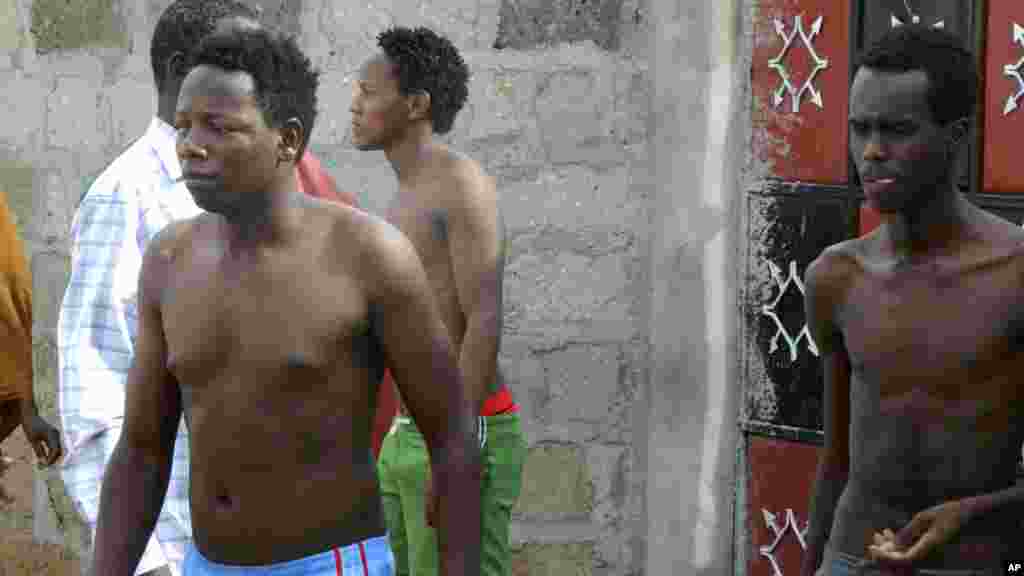 Wanafunzi bila ya sharti wakitoka kwenye bweni la chuo kikuu cha Garissa