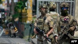 Soldados canadienses hacen guardia frente a su embajada en Puerto Príncipe, Haití, el 28 de marzo de 2024.