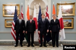 마르코 루비오 미국 국무장관이 2025년 1월 21일 워싱턴 국무부 청사에서 이와야 다케시 일본 외무상, 수브라마냠 자이샨카르 인도 외무장관, 페니 웡 호주 외무장관과 4자 및 양자 회담 전 기념촬영을 하고 있다.