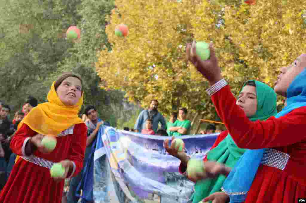 د افغانستان د سرکس د زده کړې او روزنې مرکز د کابل په بیلابیلو سیمو کې "د خوشحالی اته ورځې" تر نوم لاندې یو فیستوال جوړ کړی. 