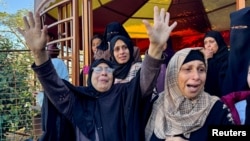 巴勒斯坦哀悼者在加沙走廊南部汗尤尼斯地區為在以色列襲擊中喪生的巴勒斯坦人舉行葬禮。 (2024 年12月16日)