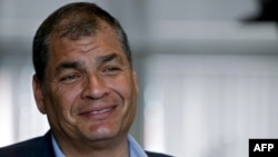 ARCHIVO - En esta foto del 4 de julio de 2018, el expresidente ecuatoriano Rafael Correa (2007-2017) habla durante una entrevista con AFP en Bruselas, Bélgica.
