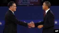 Presiden Obama (kanan) dan Mitt Romney akan kembali berhadapan dalam debat ketiga Senin malam (22/10) waktu setempat.