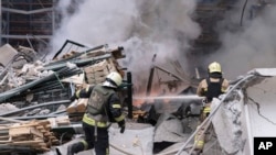 Vatrogasci gase vatru poslije ruskog napada na Harkov. (Foto:AP/Yevhen Titov)