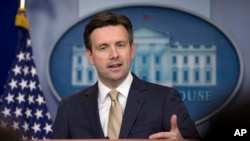 Kakakin Fadar White House Josh Earnest