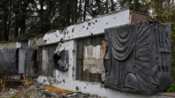 ទិដ្ឋភាព​អគារ​ចងចាំ​សង្គ្រាម​លោក​លើក​ទីពីរ ដែល​រង​ការ​បំផ្លិចបំផ្លាញ​ដោយសារ​ការ​ប្រយុទ្ធគ្នា​រវាង​អ៊ុយក្រែន​និង​រុស្ស៊ី​នៅ​ភូមិ Dolyna ក្នុង​តំបន់ Donetsk ប្រទេស​អ៊ុយក្រែន ថ្ងៃទី ៣ ខែវិច្ឆិកា ឆ្នាំ២០២២។ 