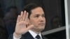 El Secretario de Estado de Estados Unidos, Marco Rubio, saluda a los empleados a su llegada al Departamento de Estado en Washington, DC, el 21 de enero de 2025.