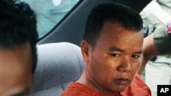 លោក យ៉ែម ជ្រិន អតីត​គ្រូពេទ្យ​គ្មាន​អាជ្ញាបណ្ឌ​អង្គុយ​នៅ​ក្នុង​រថយន្តអម​ដោយ​មន្ត្រី​ពន្ធនាគារ ក្រោយពេល​ការ​ប្រកាស​សាលក្រម​​នៅ​តុលាកា​រខេត្ត​បាត់ដំបង កាល​ពី​ថ្ងៃព្រហស្បតិ៍ ទី៣ ខែ​ធ្នូ ឆ្នាំ​២០១៥។ (AP Photo/Mai Vireak)