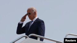 El presidente Joe Biden antes de partir en el Air Force One rumbo a Crystal Lake, Illinois, el 7 de julio de 2021.