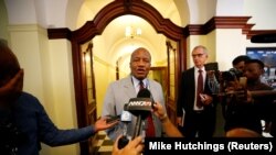 Afrika Selatan berkabung atas kematian mendadak Jackson Mthembu, seorang menteri di kabinet dan penasihat presiden yang menjadi juru bicara pemerintah dalam perjuangan negara itu melawan Covid-19. (Foto: REUTERS/Mike Hutchings)